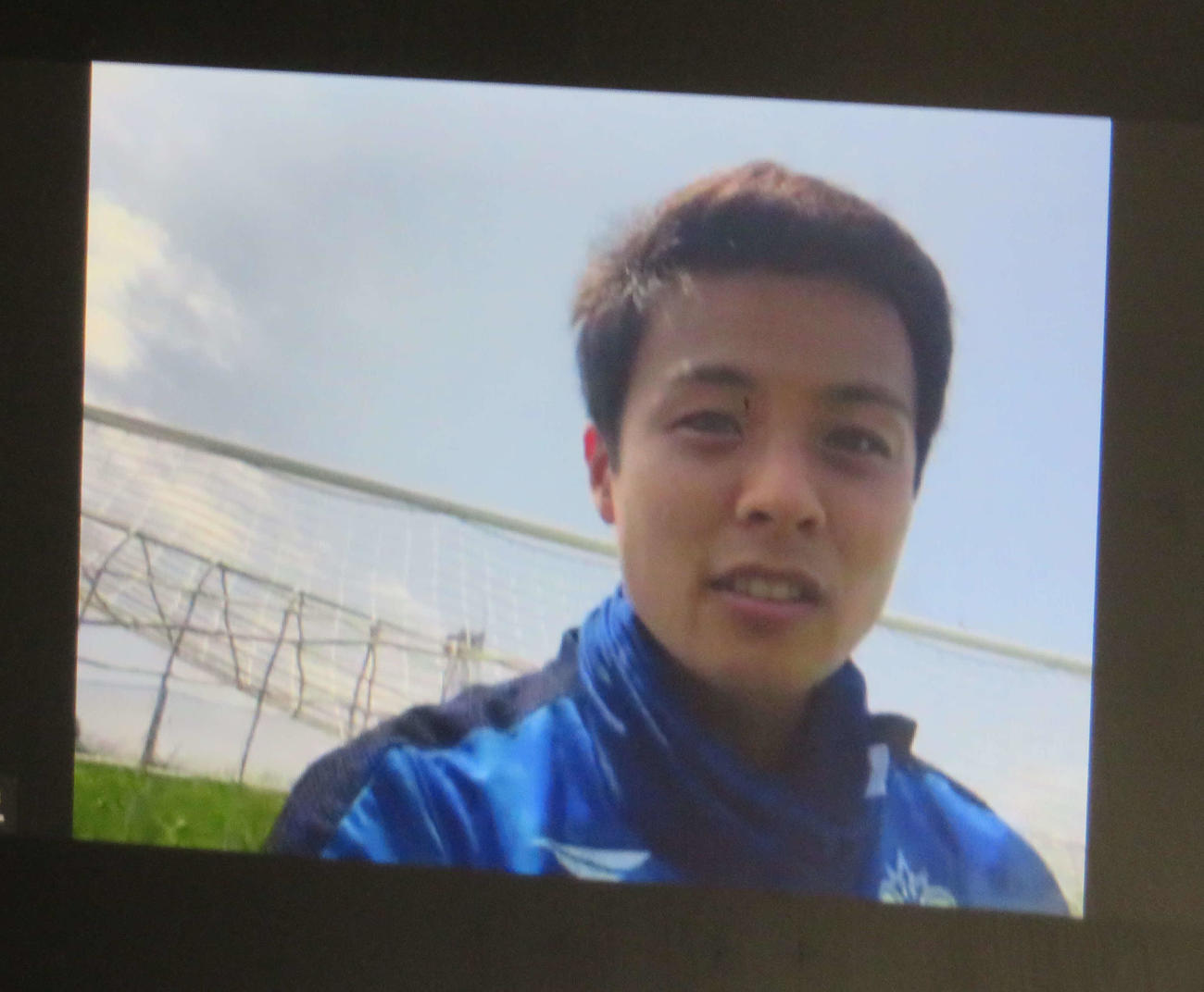 練習場からオンラインで取材に応じる湘南MF斉藤