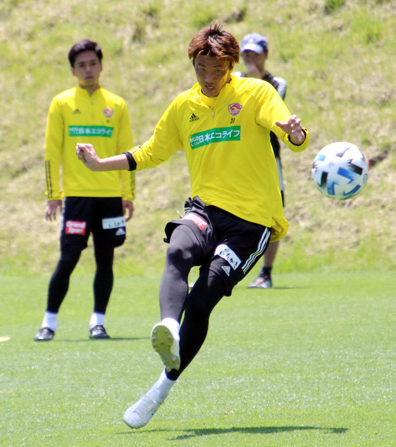 シュート練習を行う仙台FW長沢（手前）とMF松下（ベガルタ仙台提供）