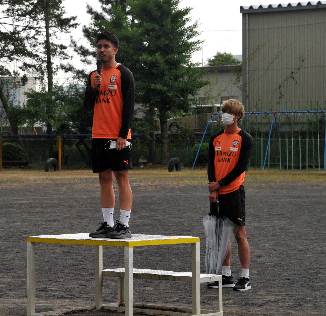 子どもたちへエールを送った清水MF竹内（左）とDF立田