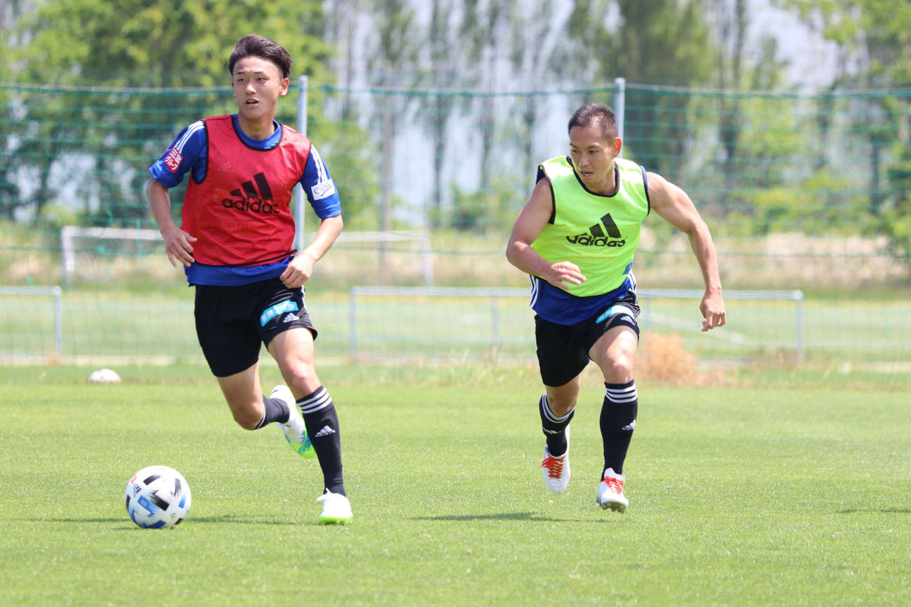 リーグ戦再開に向け、チーム練習も戦術面がメインに。左が秋山（C）ALBIREX　NIIGATA）