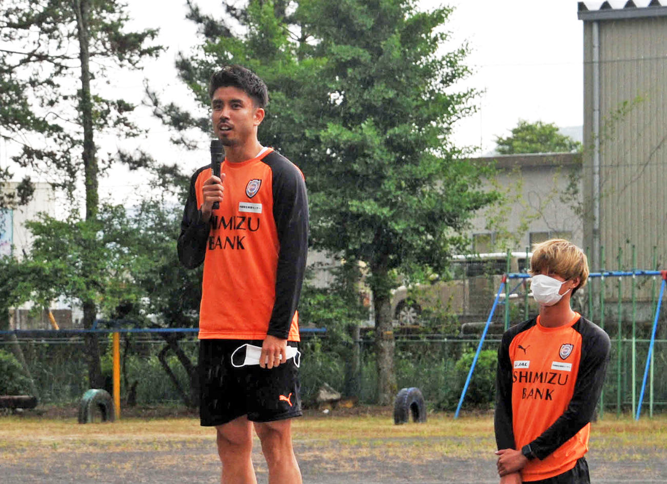 子どもたちへエールを送った清水MF竹内（左）とDF立田（撮影・古地真隆）