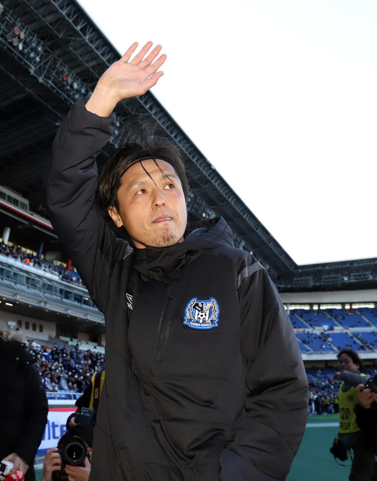 J1通算出場記録に並びサポーターの声援に応えながら引き揚げるG大阪MF遠藤保仁（2020年2月23日撮影）