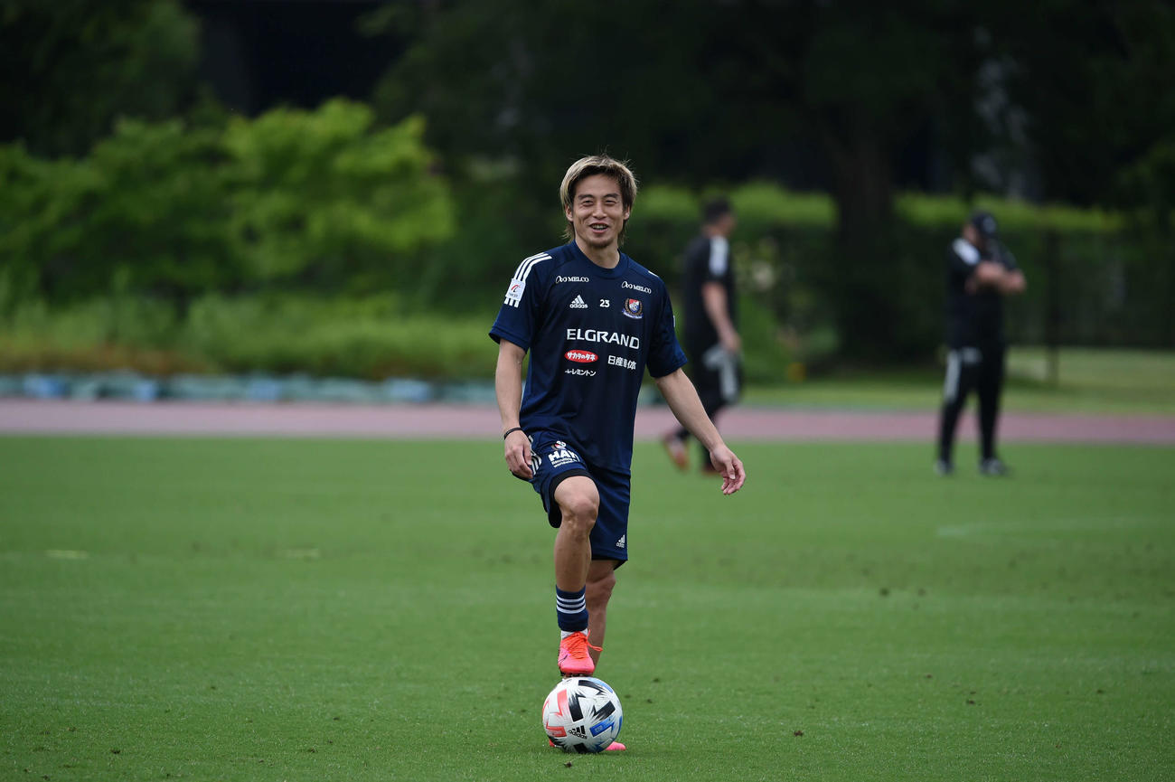再開初日の練習を行う横浜のFW仲川（クラブ提供）