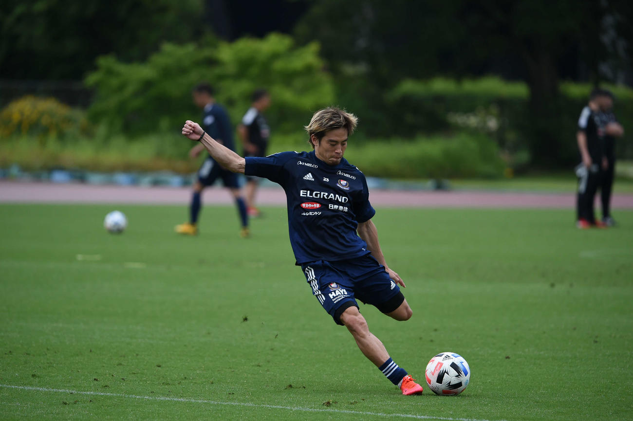 再開初日の練習を行う横浜のFW仲川（クラブ提供）