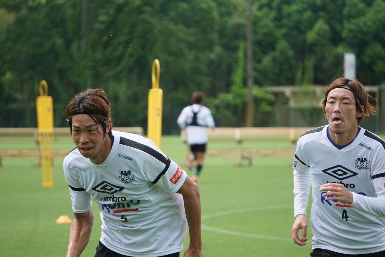 全体練習を再開したG大阪。左からDF三浦、藤春　（C）GAMBAOSAKA