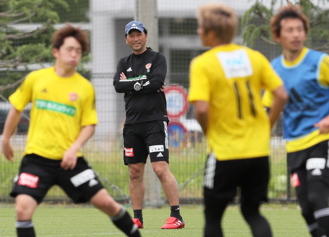 笑顔で練習を見守る仙台・木山監督（中央）（代表撮影）