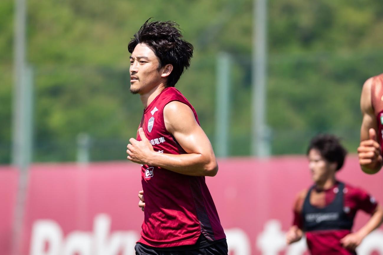 全体練習2日目に臨む神戸DF西大伍（C）VISSELKOBE