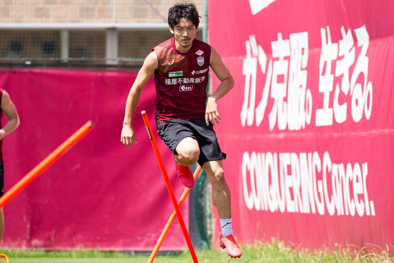 全体練習2日目に臨む神戸DF西大伍（C）VISSELKOBE
