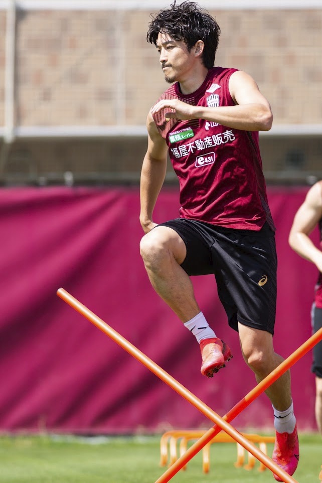 全体練習2日目に臨む神戸DF西大伍（C）VISSELKOBE