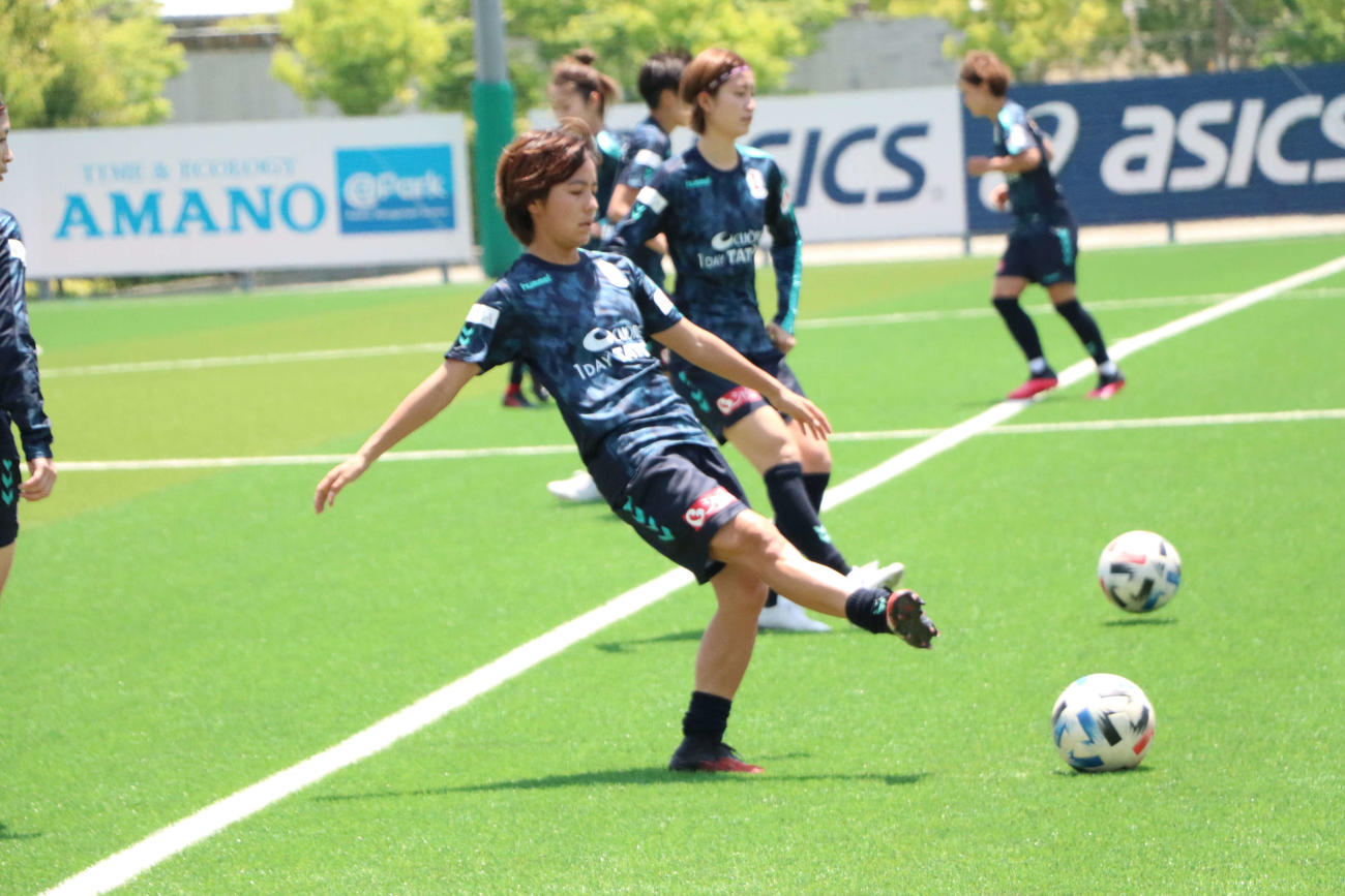 調整をするFW岩渕（撮影・南谷竜則）