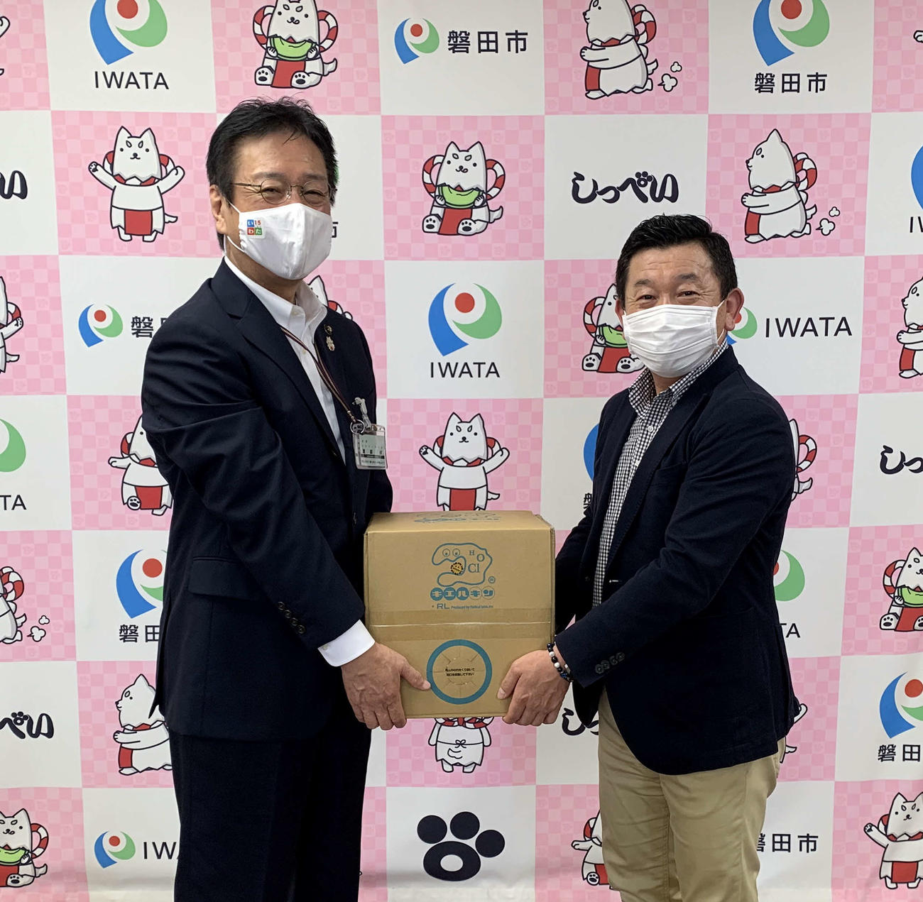 贈呈式に出席した磐田市の渡部市長（左）と磐田ホームタウン部の加藤部長