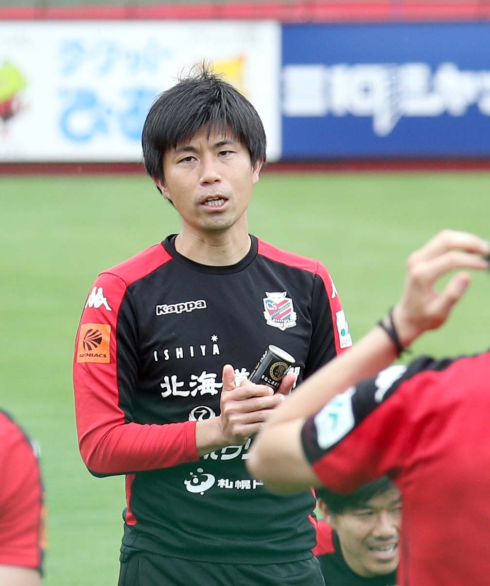 練習終了後、選手たちに「きなこ甘酒」のドリンクについて説明する札幌の大塚フィジカルコーチ（撮影・佐藤翔太）