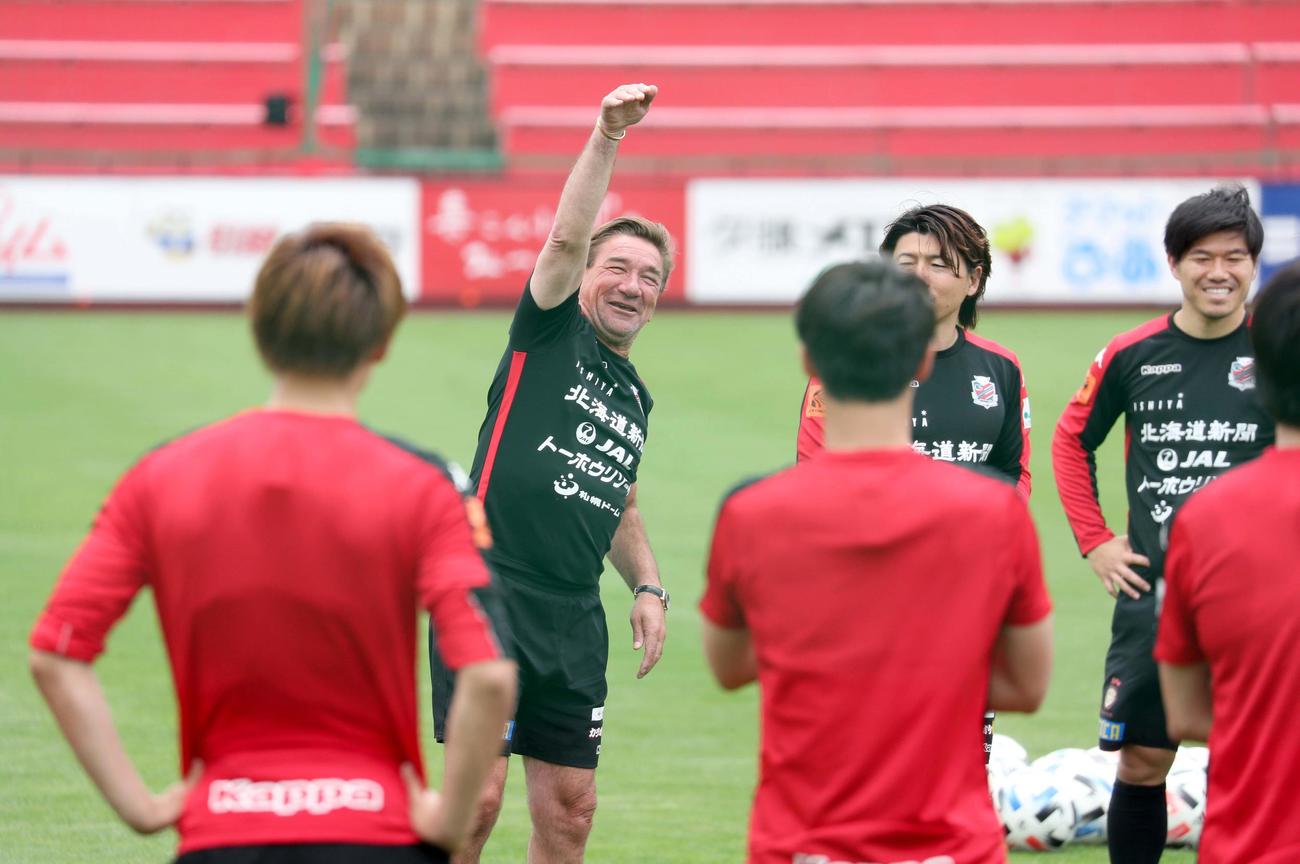 全体練習後、身ぶり手ぶりで選手たちに言葉をかける札幌ペトロビッチ監督（左から2人目）（撮影・佐藤翔太）