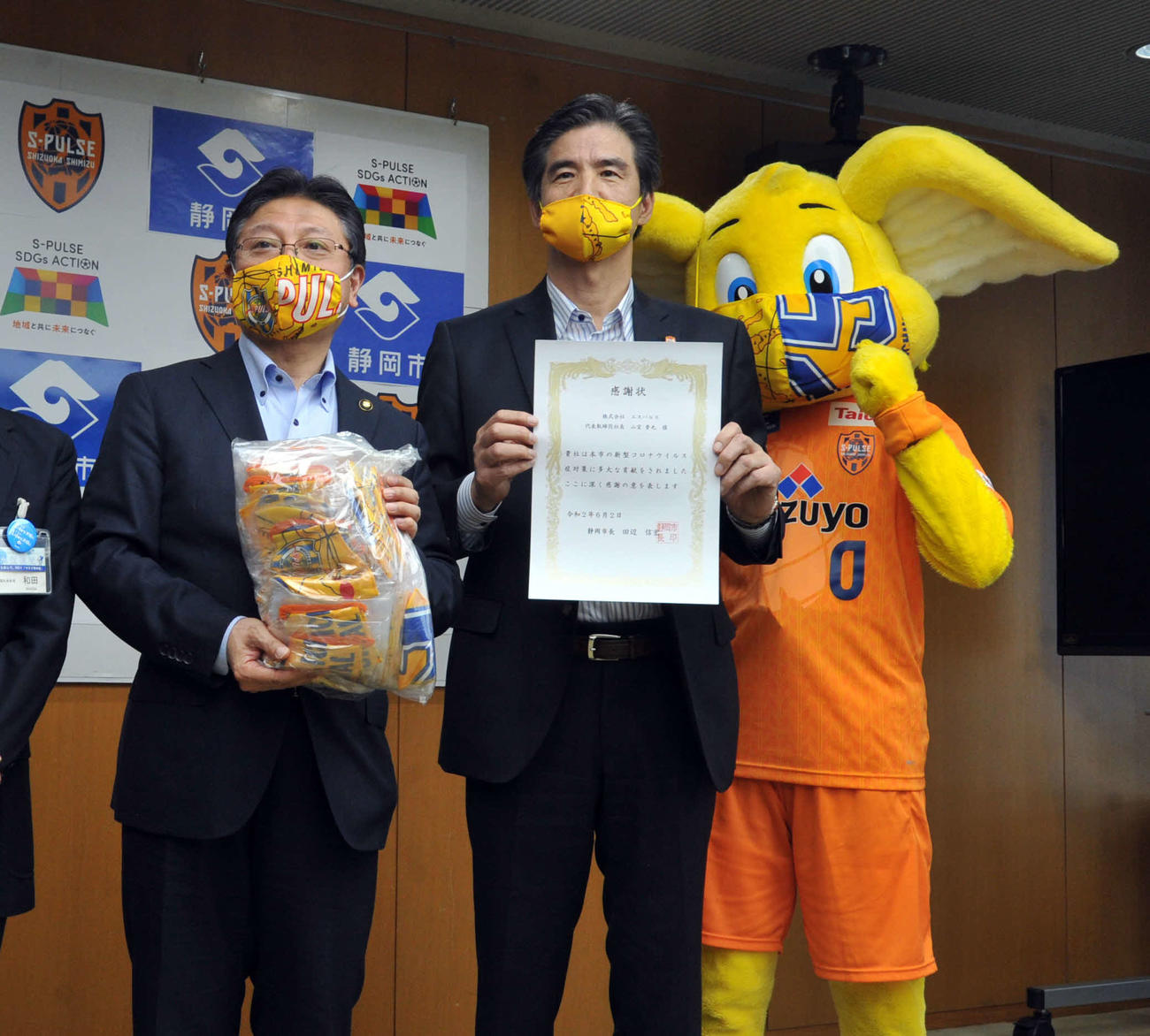 記念写真に納まる、左から田辺市長、山室社長、パルちゃん