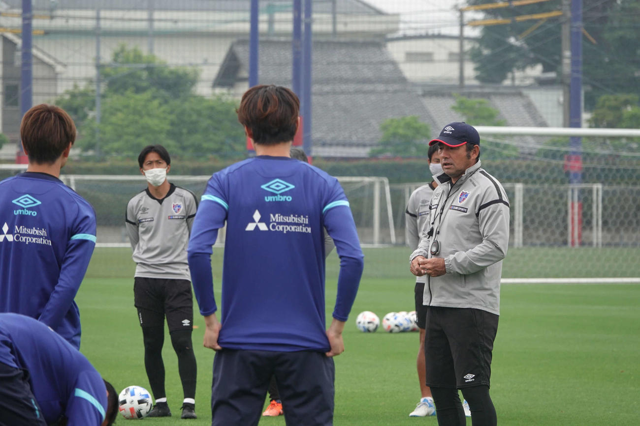 全体練習を再開した東京の長谷川監督（右）（FC東京提供）