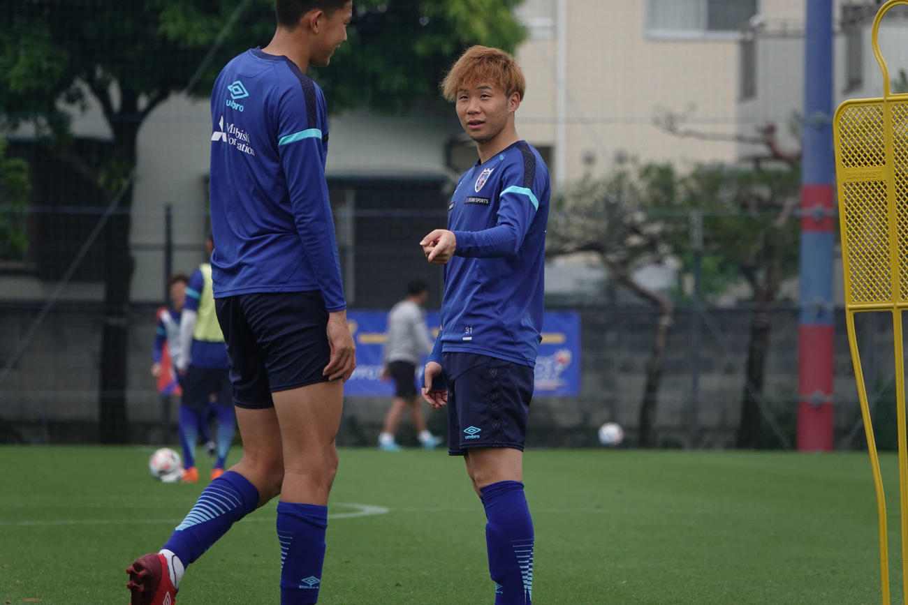 全体練習を再開した東京のMF安部（右）（FC東京提供）