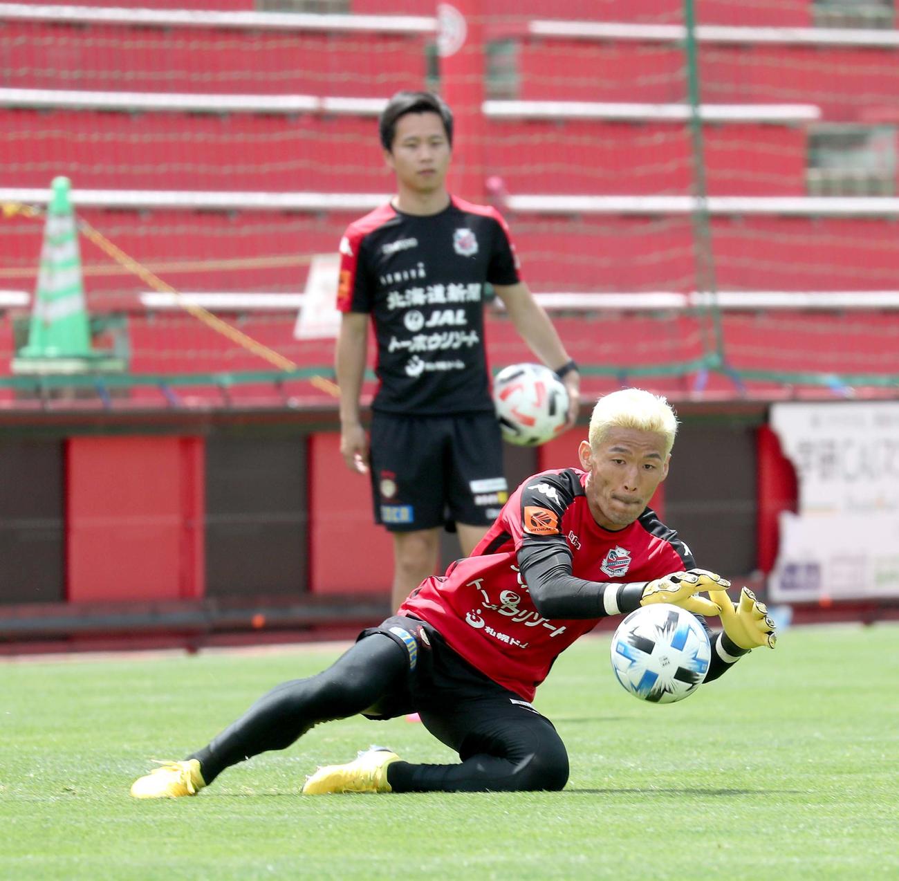 セービング練習をする札幌GK菅野（撮影・佐藤翔太）