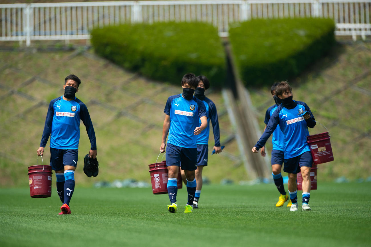 給水用のマイボトルが入ったバケツ状の容器を持参して練習を行う川崎Fの選手たち(C)KAWASAKIFRONTALE