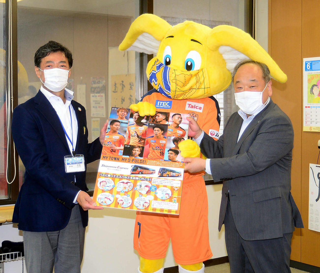 贈呈式に出席した、左から赤堀教育長、清水公式マスコットのパルちゃん、しずてつジャストラインの三浦代表取締役