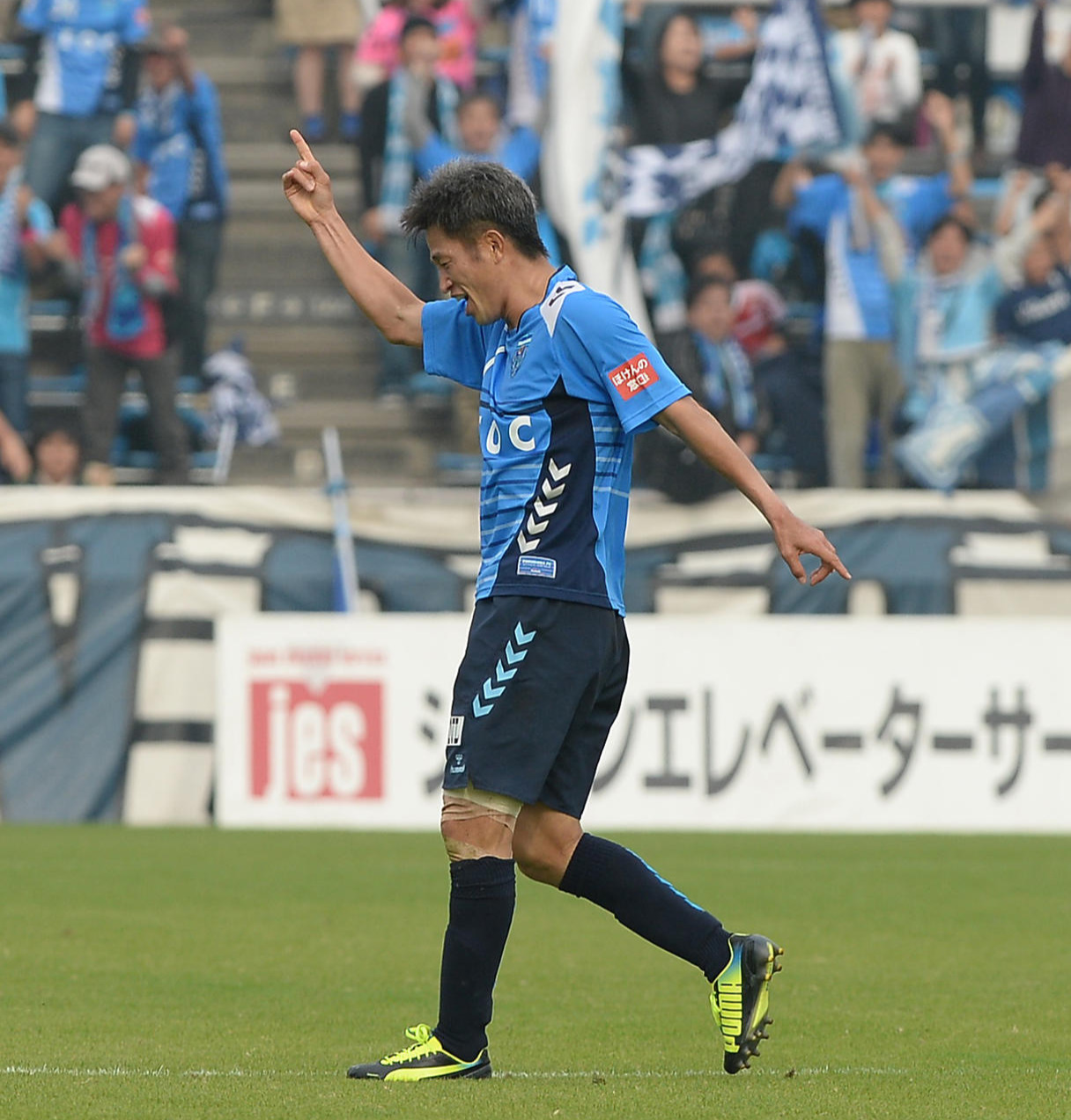 ゴールを決めた横浜FC・FWカズは「カズダンス」を披露（13年11月3日撮影）