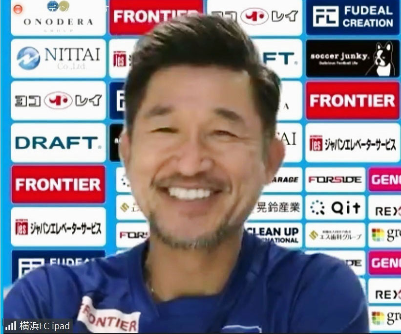 オンラインで取材に応じる横浜FCのFWカズ（共同）