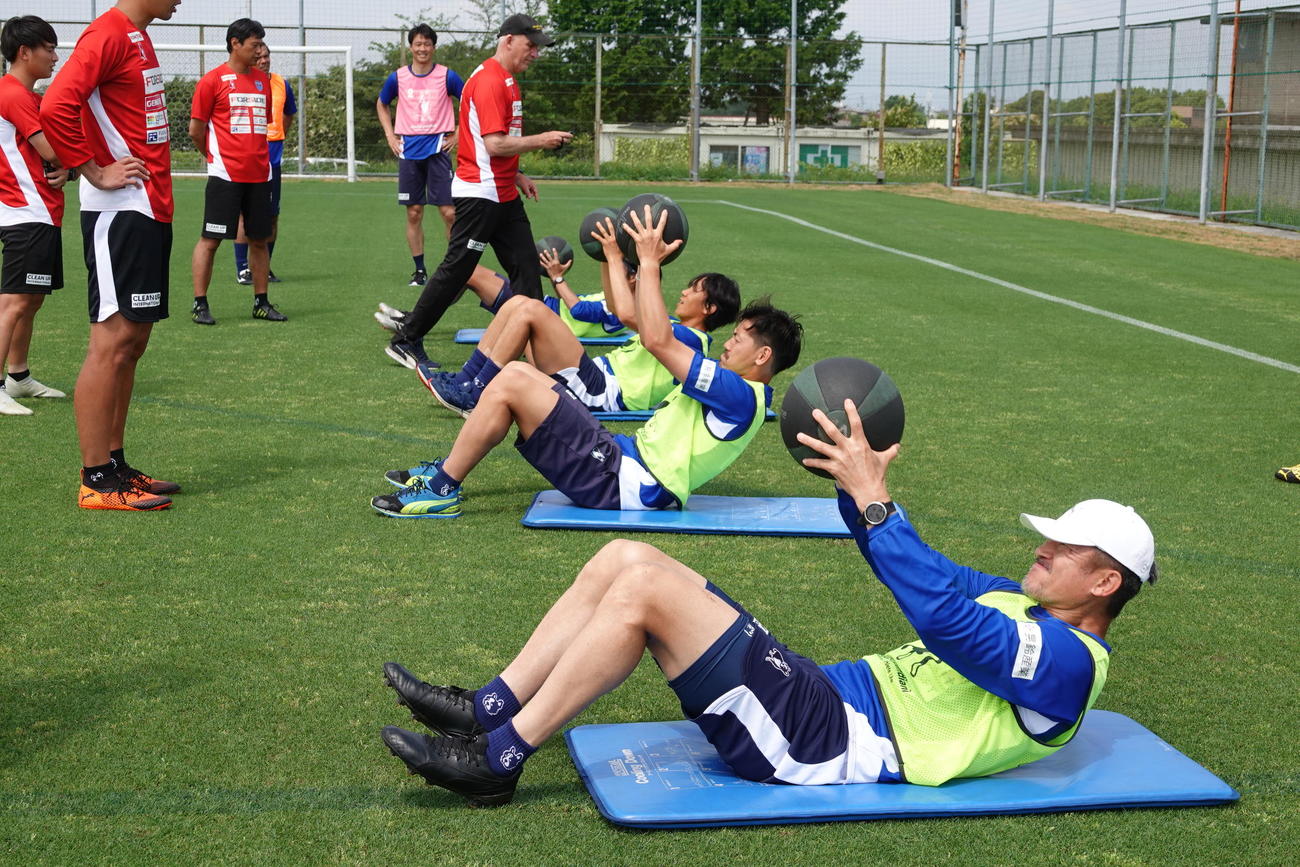 体幹のフィジカルテストを行った横浜FCのFWカズ（手前）（C）YOKOHAMA　FC