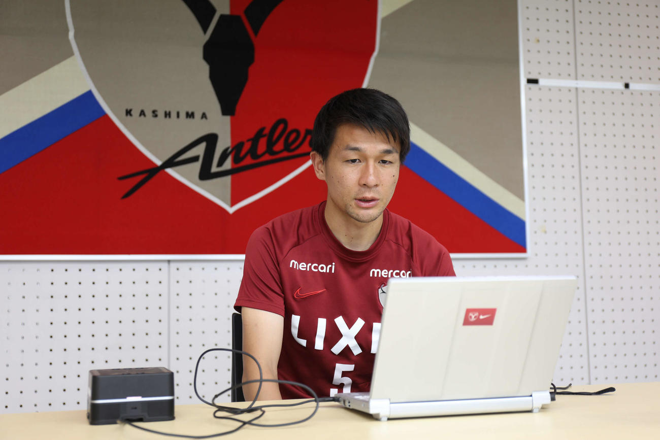 オンライン取材に応じる鹿島DF杉岡大暉（c）KASHIMA　ANTLERS