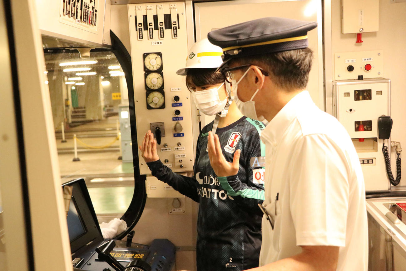 電車の説明を受けるINAC神戸DF守屋（左）