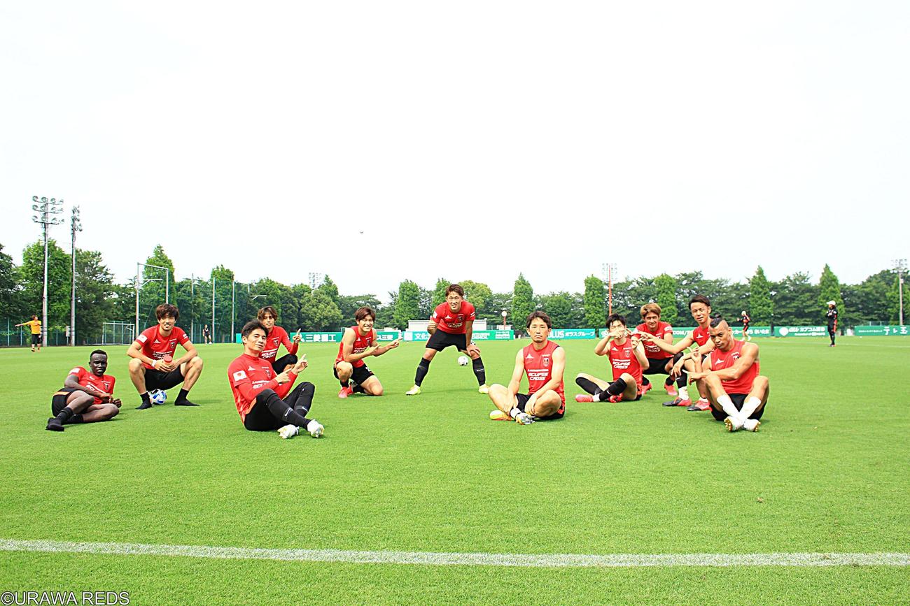 61日ぶりに全体練習し、選手全員で顔を合わせた浦和の選手たち（C)URAWAREDS