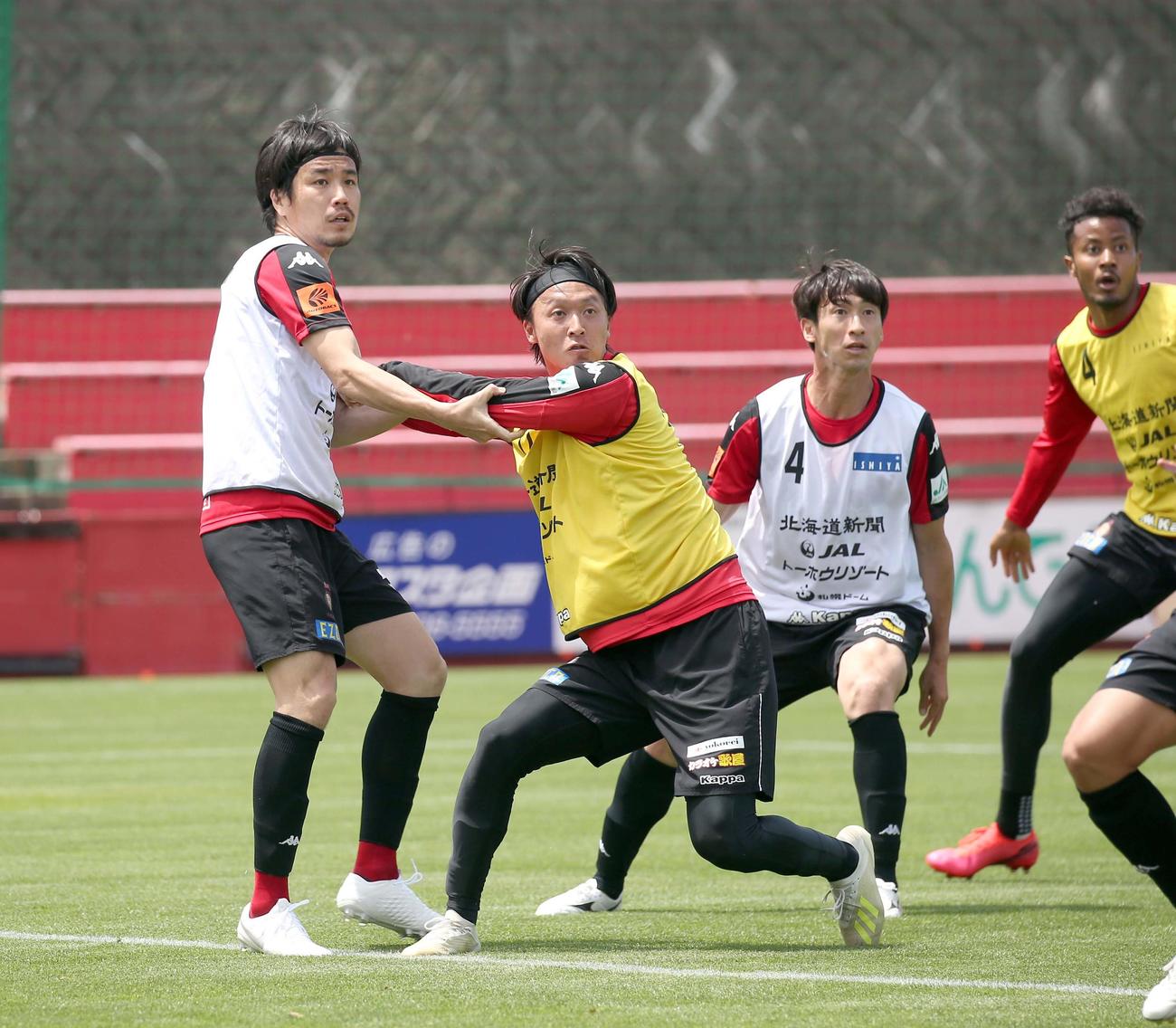 紅白戦で競り合う札幌MF早坂（左）とMF荒野（撮影・佐藤翔太）