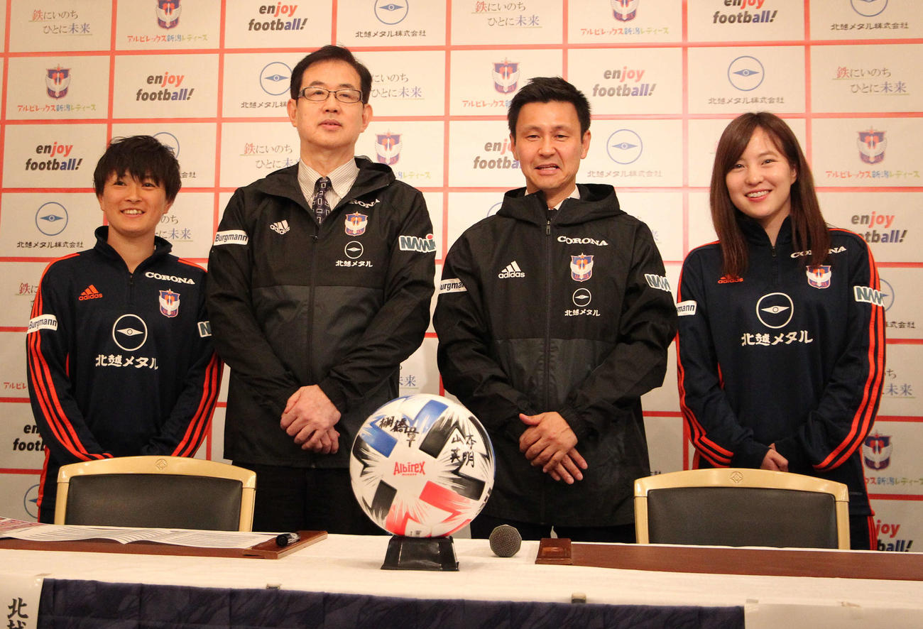 新潟Lが北越メタルとオフィシャルスポンサー契約を締結。左からMF上尾野辺、北越メタル棚橋社長、新潟L山本社長、DF北川