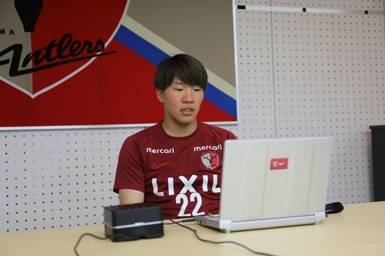 オンライン取材に応じる、鹿島DF広瀬陸斗(Ｃ)KASHIMA　ANTLERS