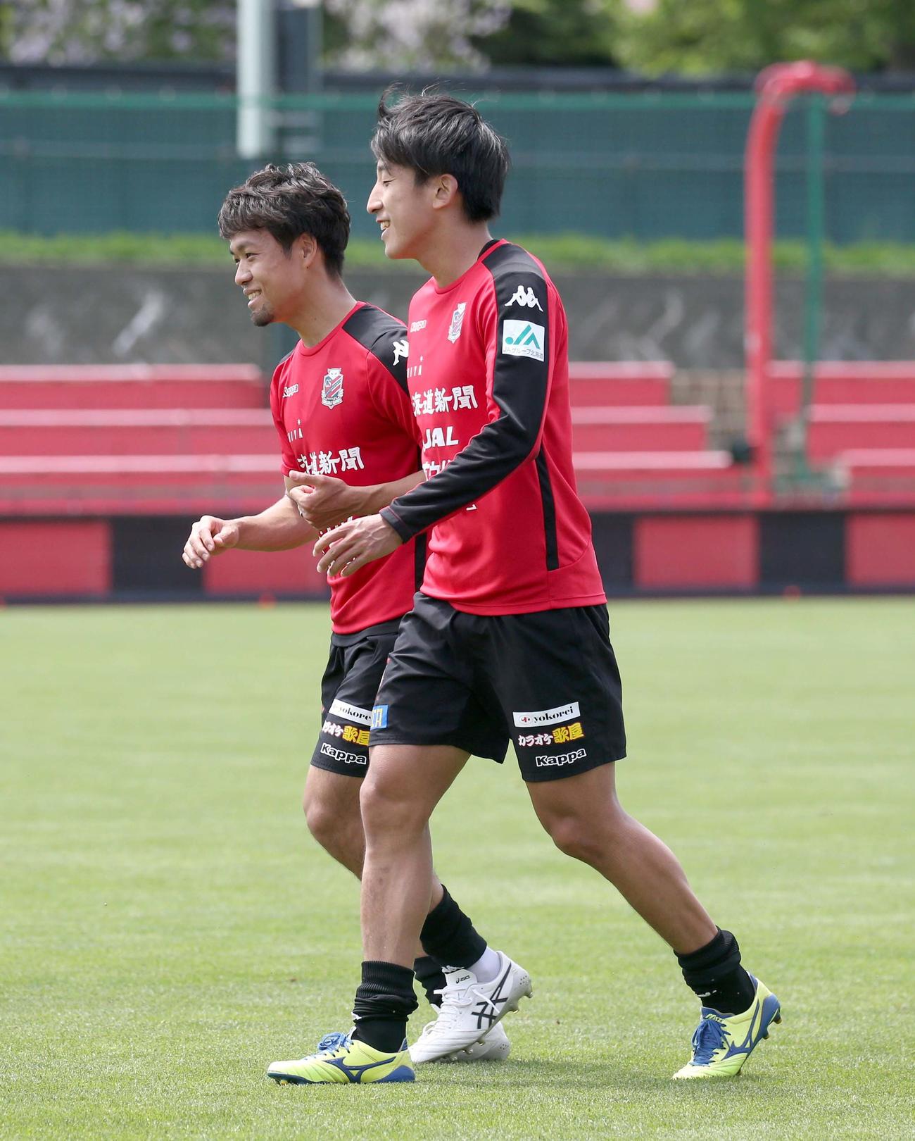 紅白戦を終え笑顔でランニングをする札幌MF駒井（左奥）（撮影・佐藤翔太）