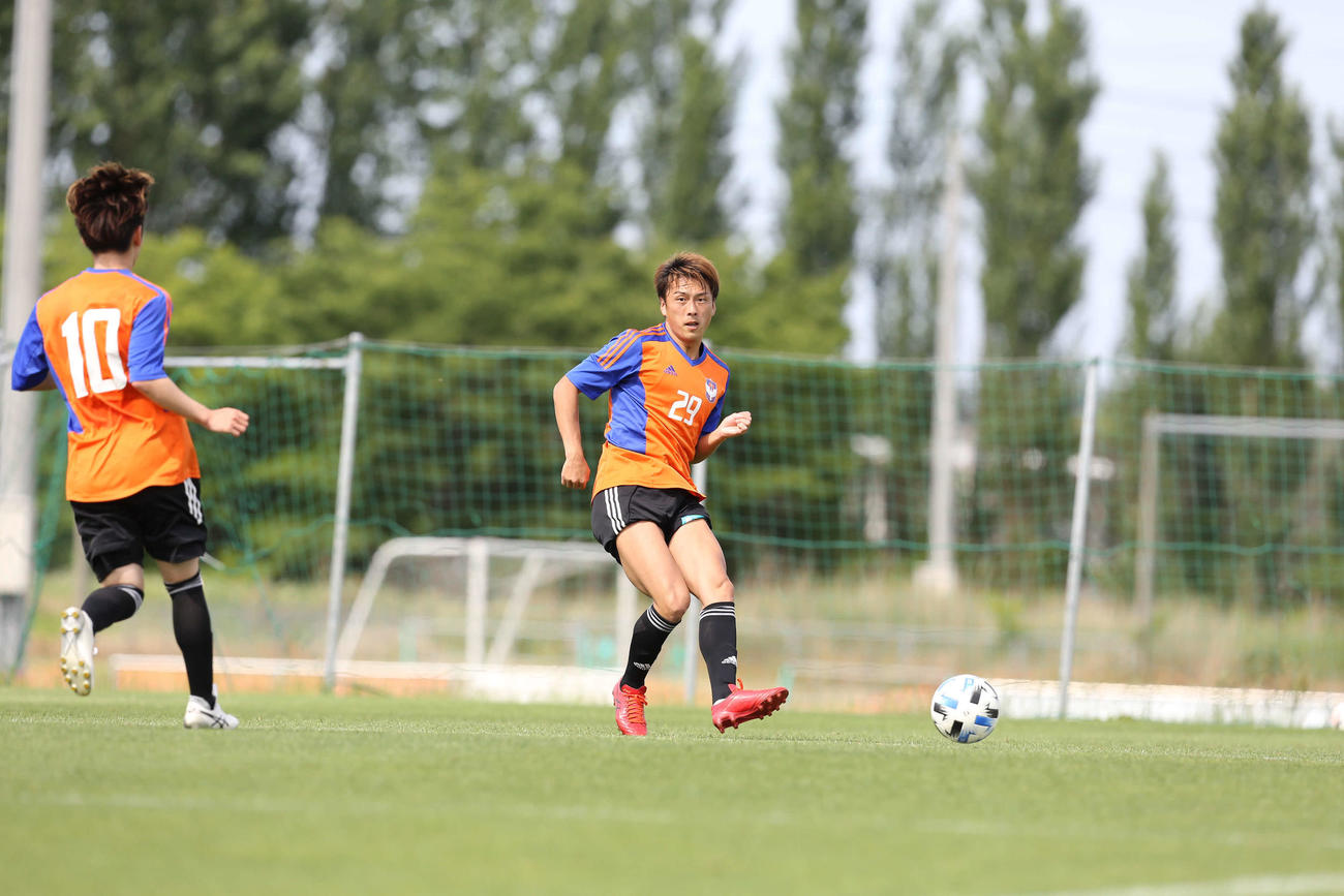 練習試合、J3秋田戦でパスを出す森（C）ALBIREX　NIIGATA）