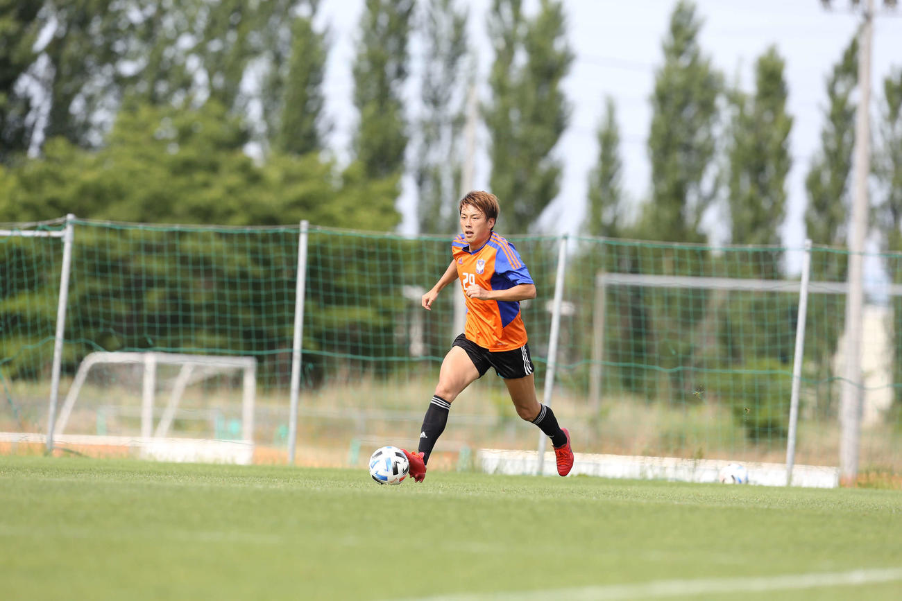 練習試合、J3秋田戦でドリブルで駆け上がる森（C）ALBIREX　NIIGATA）