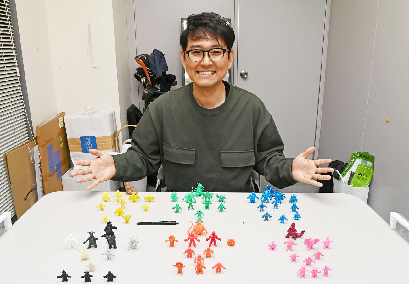 ナイツ土屋伸之がYouTubeで配信している消しゴムサッカーリーグの全6チーム、66“選手”（撮影・鈴木みどり）