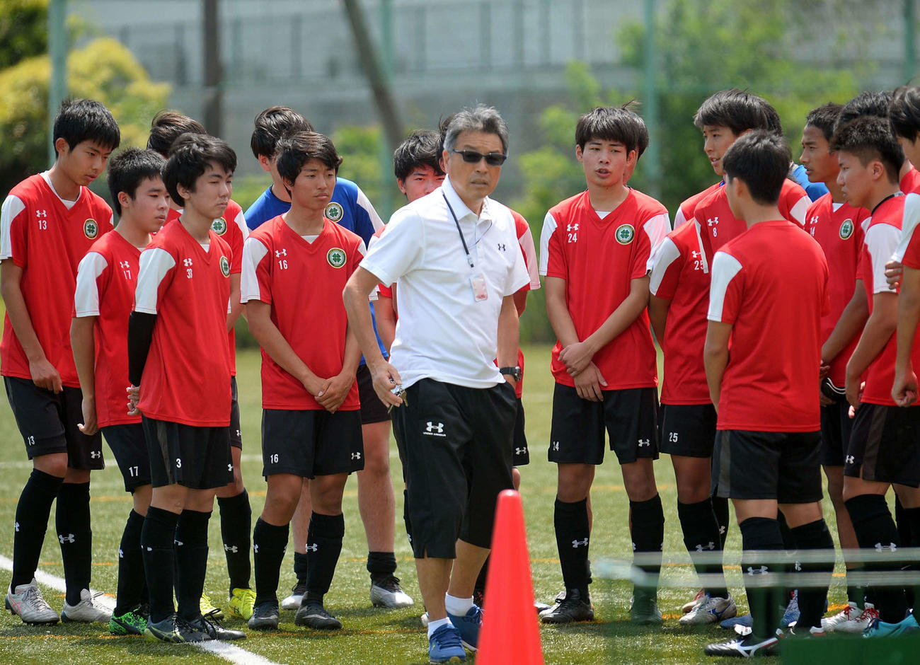 練習前に選手に指示を出す静清の田村監督（中央）