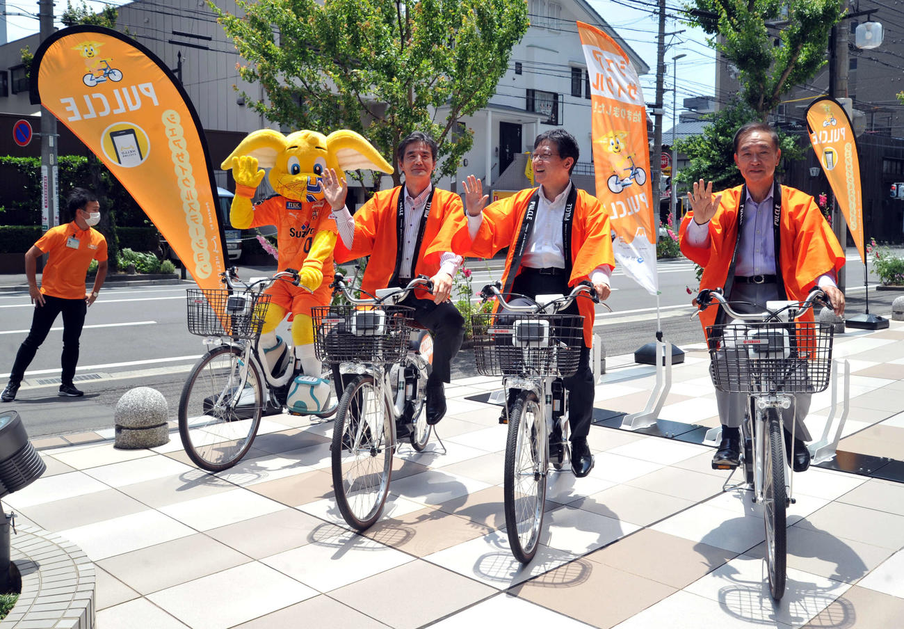 記念写真に納まる、左からパルちゃん、清水の山室社長、田辺市長、TOKAIホールディングス鴇田社長