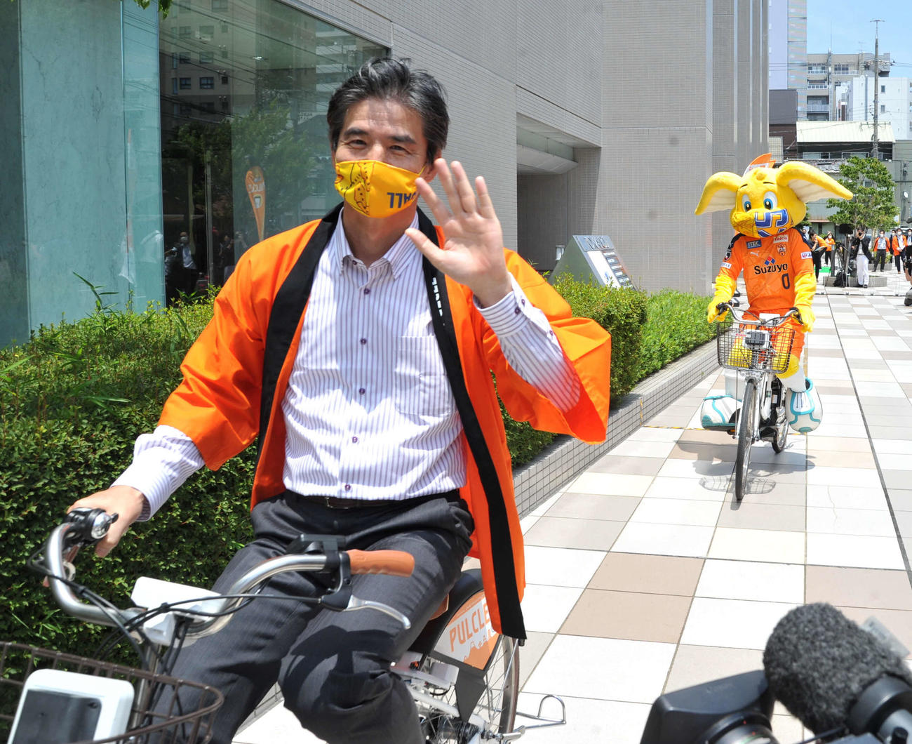 自転車に試乗する清水の山室社長（手前）とパルちゃん