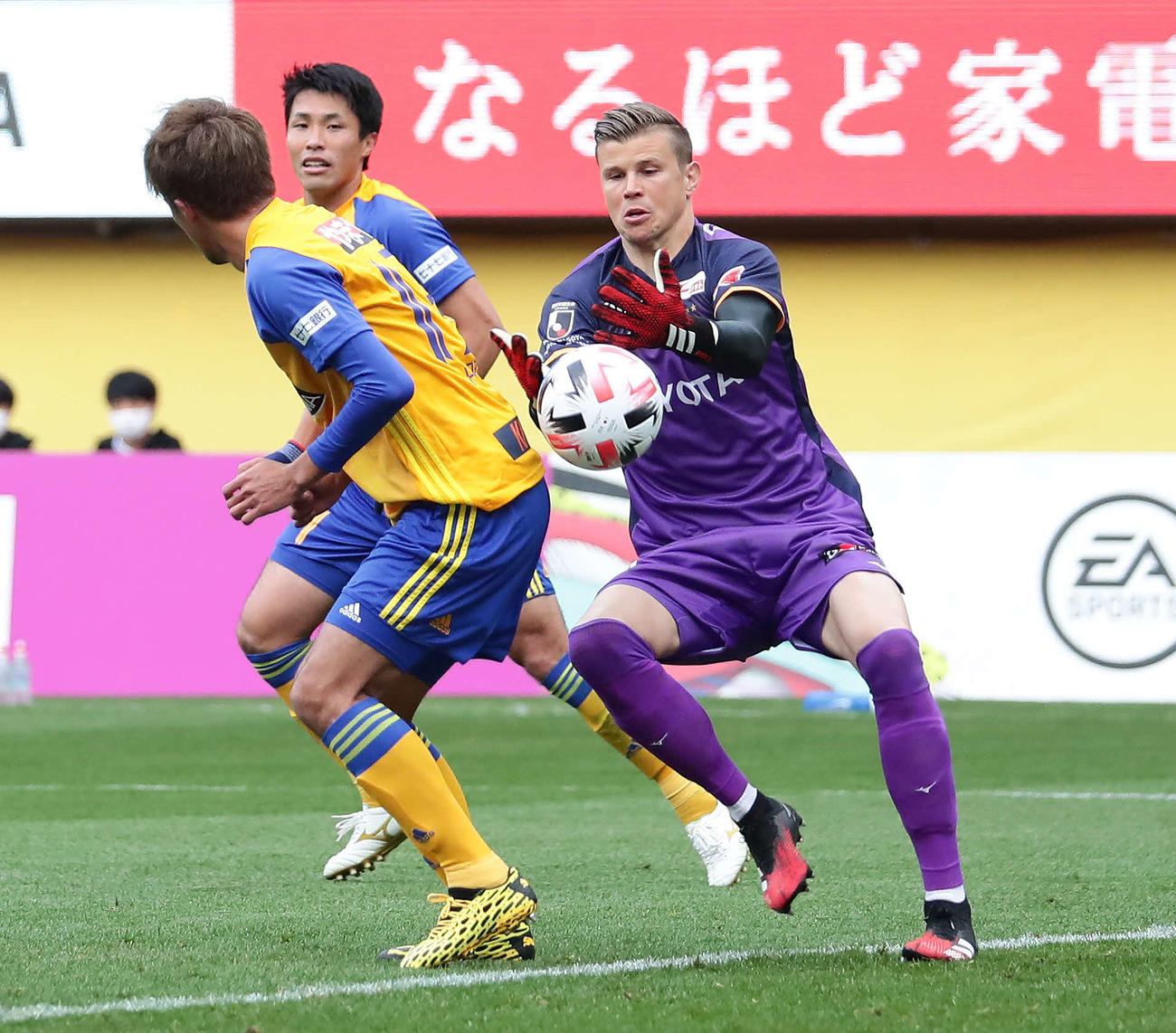 名古屋GKランゲラック（右）（20年2月22日）