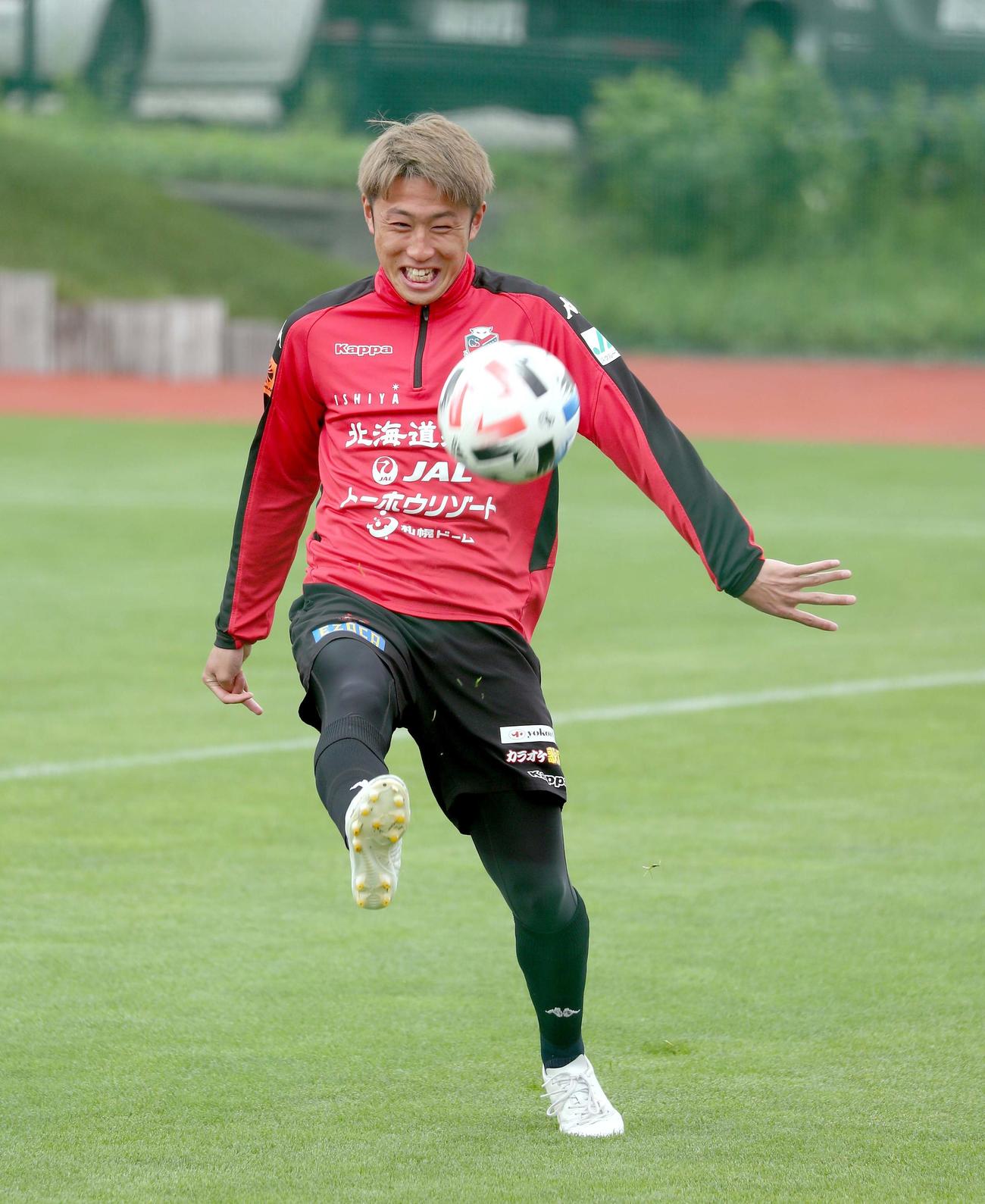 笑顔でボール回しをする札幌MF檀崎（撮影・佐藤翔太）