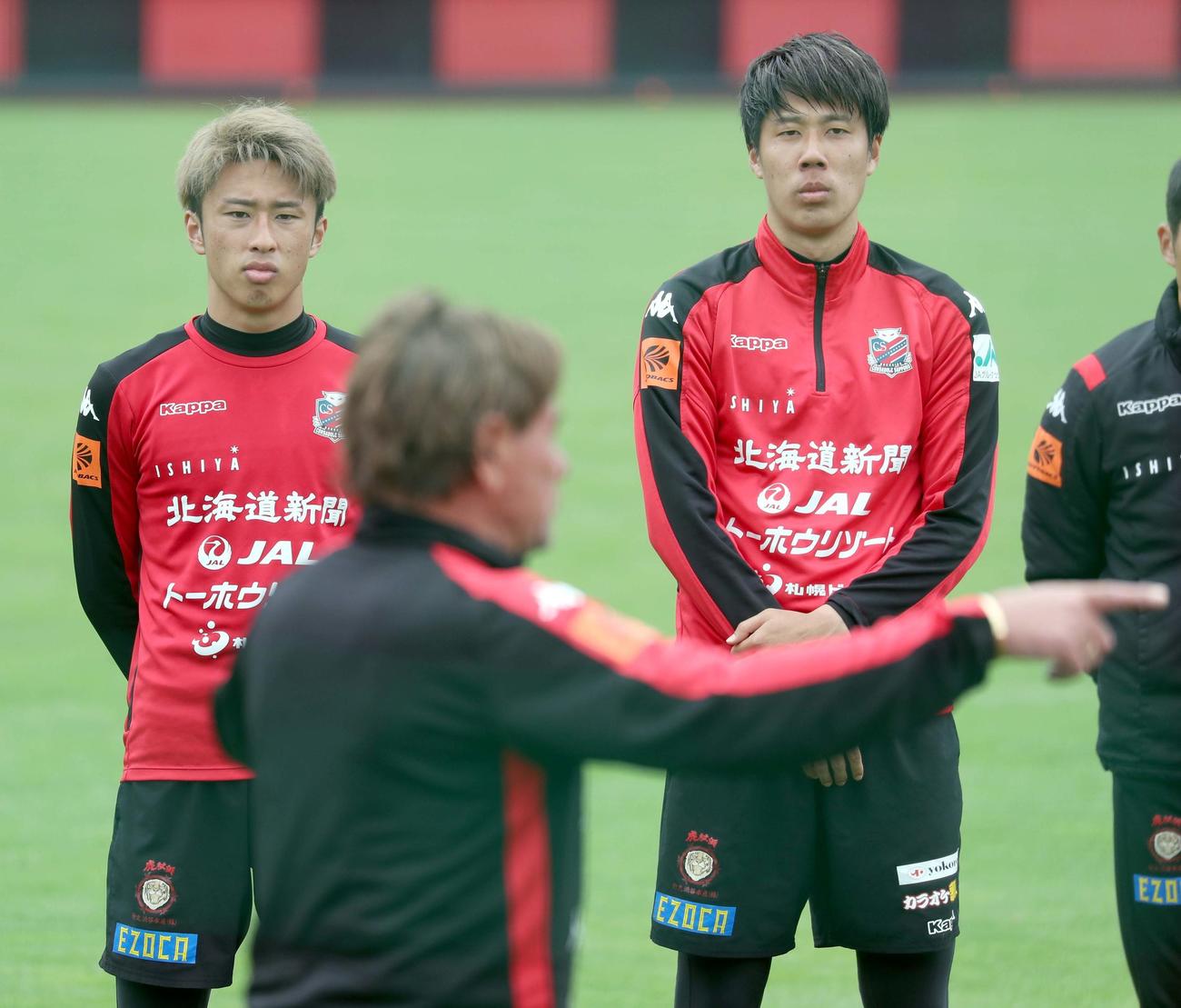練習終了後、真剣な表情で札幌ペトロビッチ監督（手前）の話を聞くMF檀崎（左奥）（撮影・佐藤翔太）