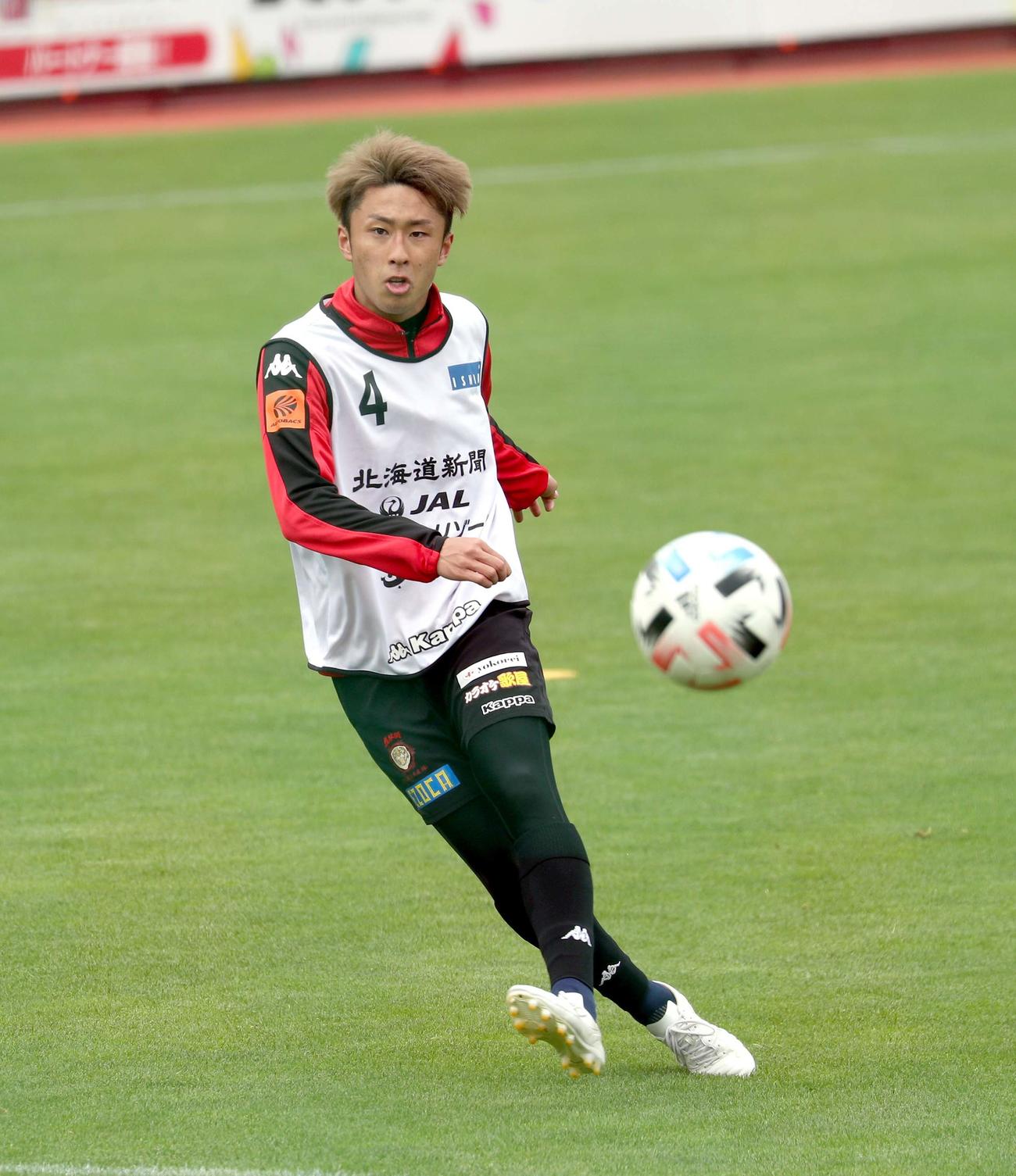 シュートを放つ札幌MF檀崎（撮影・佐藤翔太）