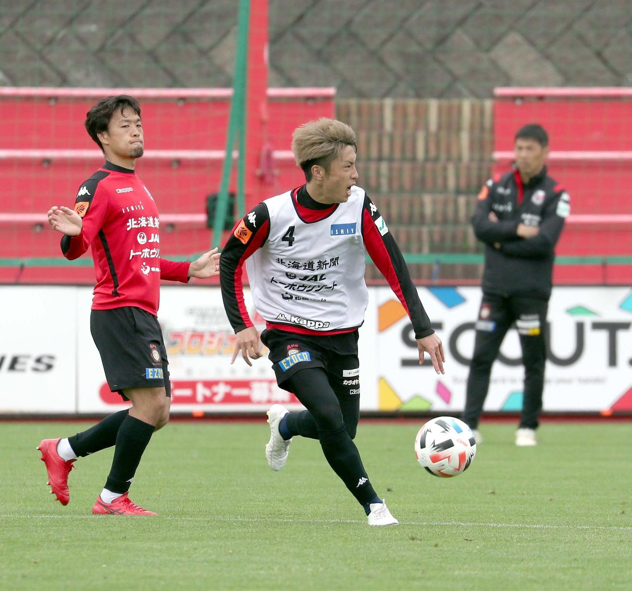 鋭いドリブルを見せる札幌MF檀崎（撮影・佐藤翔太）