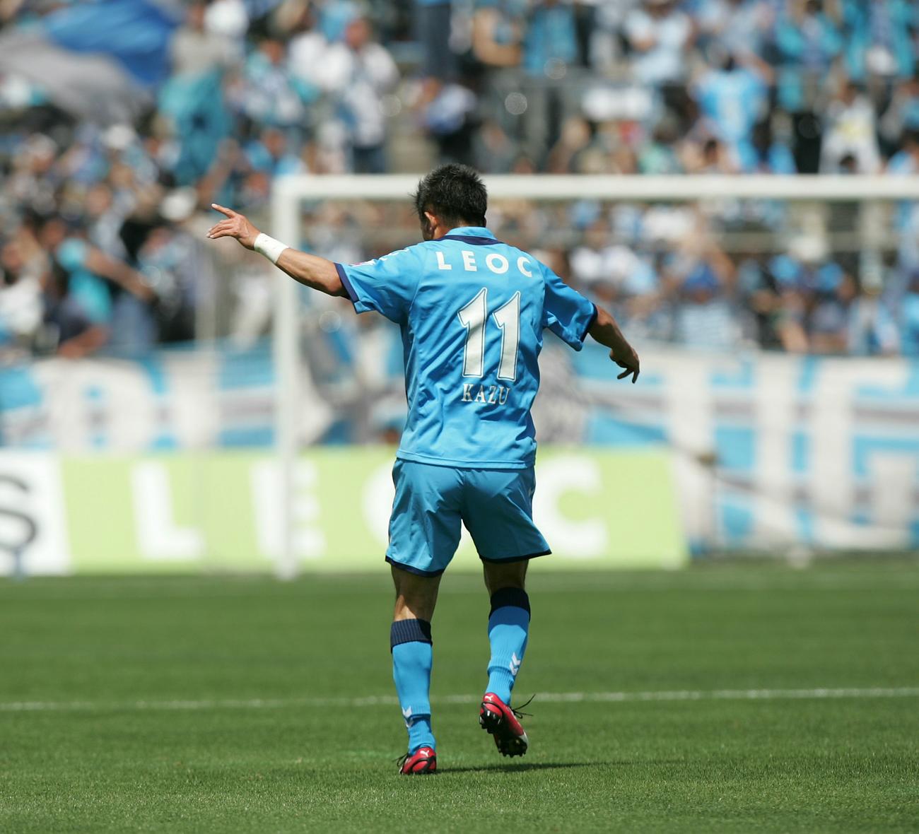 07年5月、大分戦で先制ゴールを決め、ダンスを披露する横浜FC・FWカズ