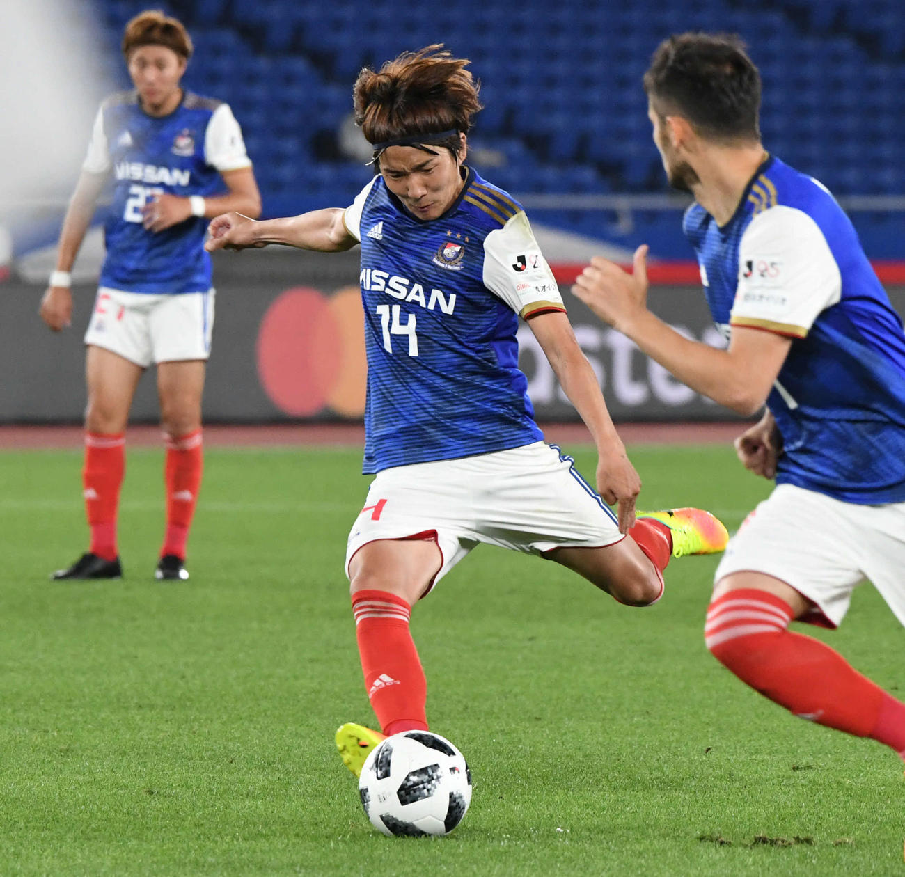 直接FKを決める横浜MF天野純（中央）（2018年5月12日撮影）