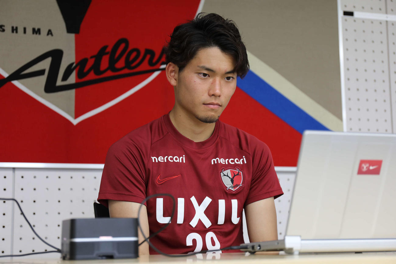 取材に応じる鹿島DF町田浩樹　（C）KASHIMA　ANTLERS