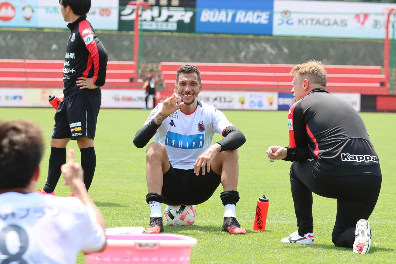 公式戦ユニホーム着用での紅白戦を終え、札幌FWジェイ（中央）はMF深井（手前）と試合を振り返る（撮影・保坂果那）