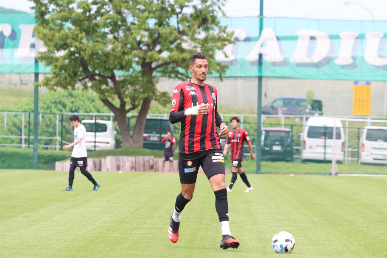 公式戦ユニホームを着用し、紅白戦でボールを追う札幌FWジェイ（撮影・保坂果那）