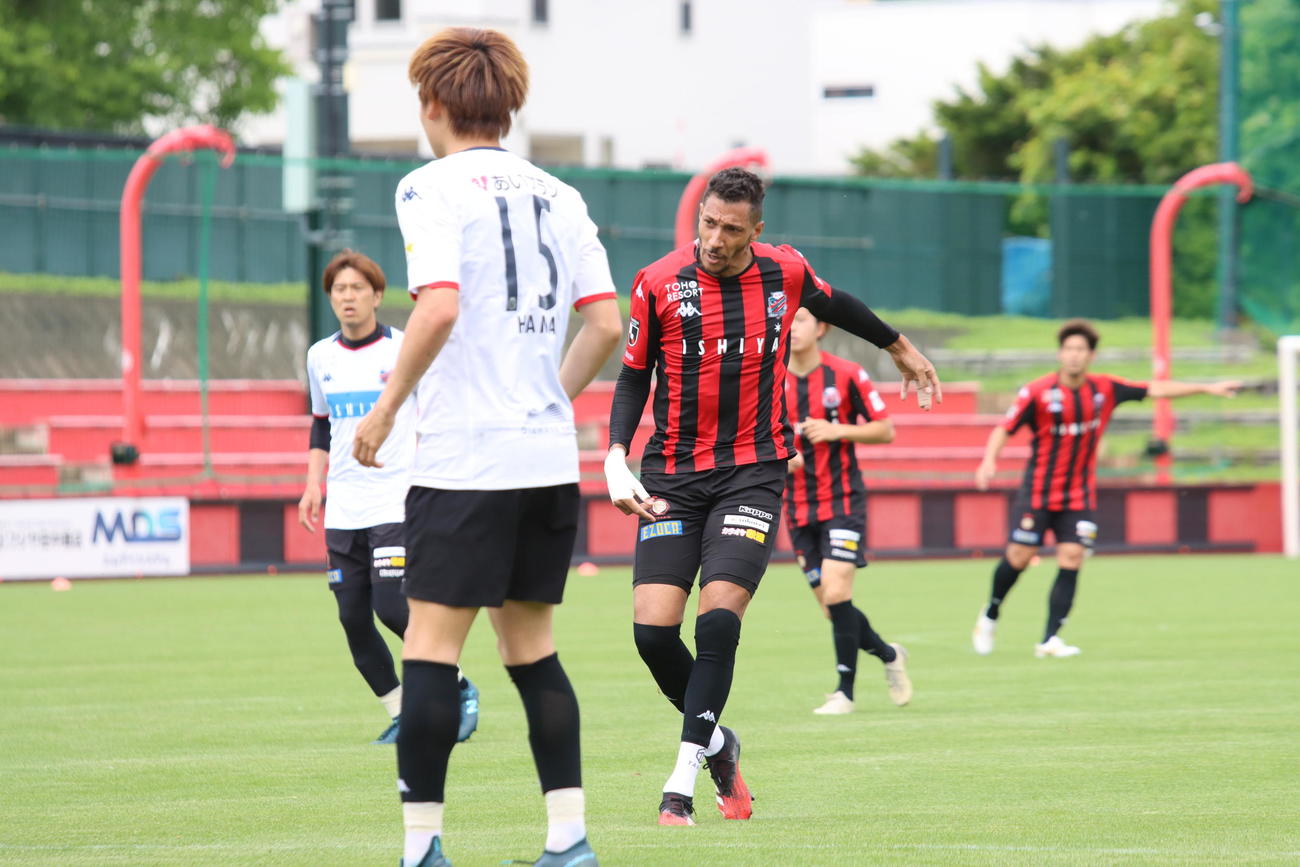 公式戦ユニホームを着用し、紅白戦でゴールを決める札幌FWジェイ（中央）（撮影・保坂果那）